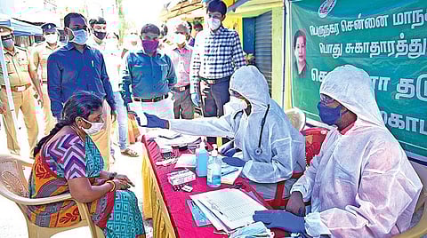 கரோனா தொற்றை கட்டுப்படுத்த பெருநகர சென்னை மாநகராட்சி சார்பில் அதிக அளவில் சிறப்பு மருத்துவ முகாம்கள் நடத்தப் படுகின்றன. அண்ணாநகர் மண்டலம் என்.எஸ்.கே சாலை பகுதியில் நோய் எதிர்ப்பு சக்தியை கண்டறியும் கரோனா தடுப்பு இரண்டாம் கட்ட முகாமை சுகாதாரத் துறை அமைச்சர் சி.விஜயபாஸ்கர் நேற்று பார்வையிட்டார். துறை செயலாளர் ஜெ.ராதாகிருஷ்ணன், பெருநகர சென்னை மாநகராட்சி ஆணையர் பிரகாஷ் ஆகியோர் உடனிருந்தனர். படம்: ம.பிரபு