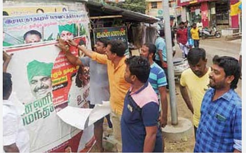 ராமநாதபுரத்தில் மு.க.ஸ்டாலினை கிண்டல் செய்து போஸ்டர்: கிழித்து எறிந்த திமுகவினர்