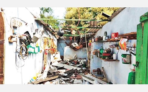 தருமபுரி மாவட்டம் மொரப்பூர் அடுத்த முரசுப்பட்டி கிராமத்தில் விவசாயி ஆனந்தன் என்பவரது வீட்டின் மீது மின்னல் தாக்கியதில் மேற்கூரை முற்றிலும் சேதமானது.