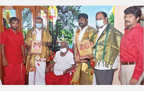 மேல்மருவத்தூர் ஆதிபராசக்தி சித்தர் பீடத்தில் பங்காரு அடிகளாரை சந்தித்து ஆசிபெற்ற, பாஜக மாநிலத் தலைவர் முருகன்.