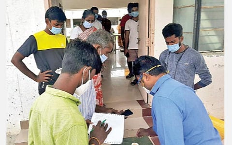 நோயாளிகளுக்கு மருத்துவ ஆலோசனை வழங்கும் மருத்துவர் விக்ரம்குமார்.