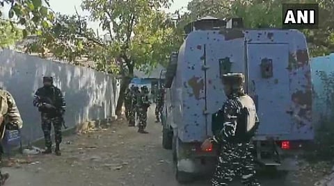 புல்வாமா மாவட்டத்தில் உள்ள தாதுரா பகுதியில் குவிப்பட்ட பாதுகாப்புப் படையினர் : படம் | ஏஎன்ஐ.