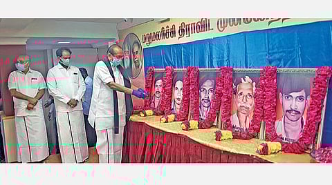 சென்னை எழும்பூரில் உள்ள மதிமுக தலைமை அலுவலகமான தாயகத்தில் சூளுரை நாள் நேற்று நடந்தது. இந்நிகழ்ச்சியில், தியாகிகளின் உருவப் படங்களுக்கு பொதுச் செயலாளர் வைகோ மலர் தூவி மரியாதை செலுத்தினார். மல்லை சத்யா உள்ளிட்ட கட்சி நிர்வாகிகள் உடனிருந்தனர். படம்: ம.பிரபு