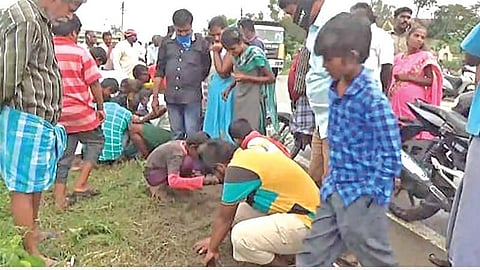 ஓசூர் அருகே சாலையோரம் தங்கக்காசுகள் கண்டெடுப்பு: புதையல் தேடி பொதுமக்கள் குவிந்தனர்