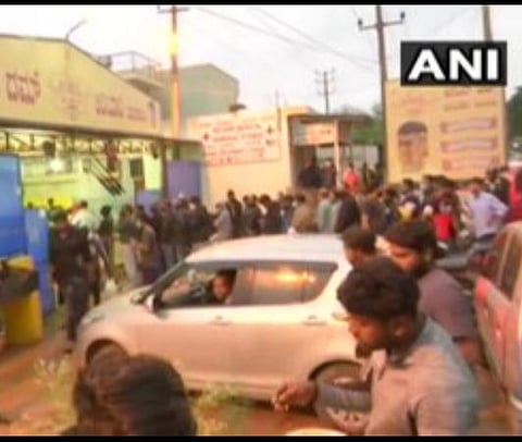 பிரியாணி வாங்க கடையின் முன் நீண்ட வரிசையில் காத்திருந்த மக்கள் கூட்டத்தின் ஒரு பகுதி | படம்: ஏஎன்ஐ