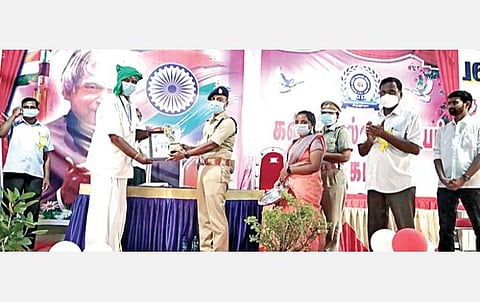 திருப்போரூரில் கலாம் கல்வி மைய அறக்கட்டளை சார்பில், சமூக சேவையாற்றிய 100 பேருக்கு சாதனையாளர் விருது வழங்கும் நிகழ்ச்சி நேற்று நடைபெற்றது.