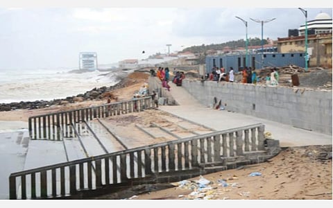 கன்னியாகுமரி முக்கடல் சங்கமத்தில் நீராட வசதியாக கைப்பிடிச் சுவர்களுடன் படித்துறை அமைக்கப்பட்டுள்ளது. படம்: எல்.மோகன்