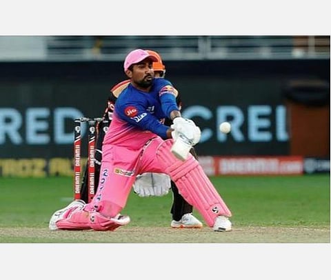 கடின பவுலர் ரஷீத் கானை அபார ரிவர்ஸ் ஸ்வீப் ஆடும் திவேத்தியா.