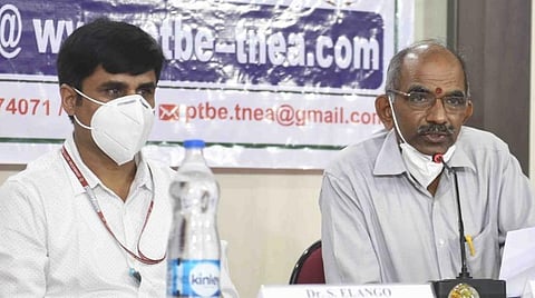 பகுதிநேர பி.இ., பி.டெக். படிப்புகளின் மாணவர் சேர்க்கை குறித்த அறிவிப்பை வெளியிட்ட செயலர் வி.செல்லதுரை. அருகில் ஒருங்கிணைப்பாளர் எஸ்.இளங்கோ.