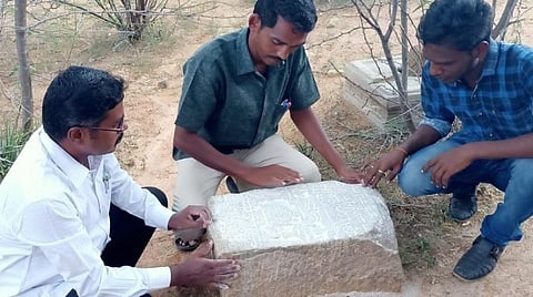 மதுரையில் கி.பி. 13-ம் நூற்றாண்டைச் சேர்ந்த அரிய வகை ஆசிரியம் கல்வெட்டு கண்டுபிடிப்பு