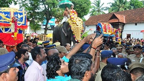 குமரியில் இருந்து திருவனந்தபுரம் நவராத்திரி விழாவிற்கு சுவாமி சிலைகளை பல்லக்குகளில் சுமந்து செல்ல அனுமதி: தமிழக, கேரள அதிகாரிகள் பேச்சுவார்த்தையில் உடன்பாடு