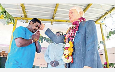 ட்ரம்ப்புக்கு தனது வீட்டின் முன் 6 அடியில் சிலை வைத்து தினமும் வழிபட்டு வந்த தீவிர ரசிகர் கிருஷ்ணா. (கோப்புப்படம்)