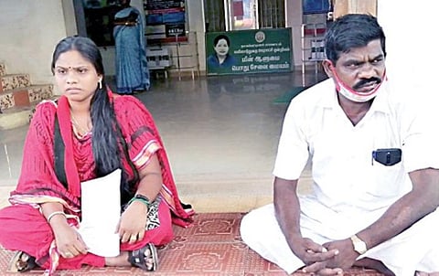 மயிலாடுதுறை ஊராட்சி ஒன்றிய அலுவலக வாயிலில் தரையில் அமர்ந்து நேற்று தர்ணாவில் ஈடுபட்ட மன்னம்பந்தல் ஊராட்சி மன்றத் தலைவர் பிரியா. உடன், அவரது தந்தை பெரியசாமி.