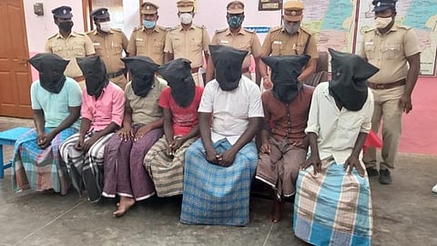 கயத்தாறு அருகே தொழிலாளியை காலில் விழவைத்த 7 பேர் கைது: வன்கொடுமை தடுப்புச் சட்டத்தின் கீழ் வழக்கு பாய்ந்தது