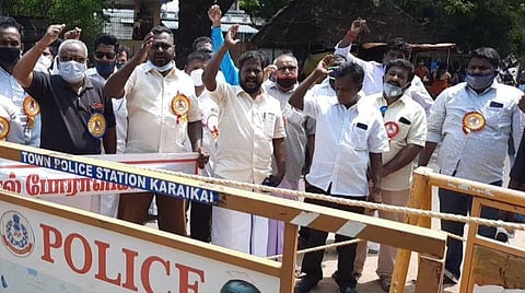 காரைக்கால் முதன்மைக் கல்வி அலுவலகம் முன்பு போராட்டத்தில் ஈடுபட்ட காரைக்கால் போராளிகள் குழுவினர்.