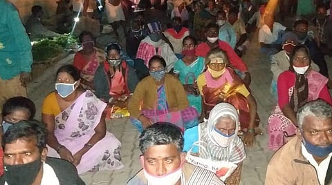 உழவர் சந்தை முன்பாக தர்ணா போராட்டத்தில் ஈடுபட்ட விவசாயிகள்.