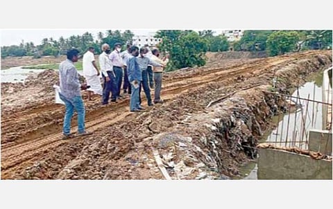 சிட்லப்பாக்கம் ஏரியில் நடைபெறும் சீரமைப்பு பணிகளை வனம் மற்றும் சுற்றுச்சூழல் துறை அதிகாரிகள் நேற்று ஆய்வு செய்தனர்.
