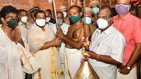 பத்மநாபபுரம் அரண்மனையில் தமிழக, கேரள ஒற்றுமையை பறைசாற்றும் மன்னரின் உடைவாள் மாற்றும் நிகழ்வு; திருவனந்தபுரம் நவராத்திரி விழாவிற்கு பாரம்பரிய முறைப்படி சுவாமி விக்ரகங்கள் பவனி