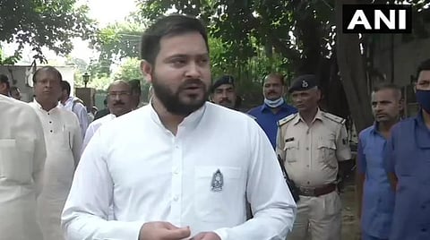 வேட்புமனுத் தாக்கலுக்கு முன் நிருபர்களுக்குப் பேட்டி அளித்த தேஜஸ்வி யாதவ் : படம்ஏஎன்ஐ