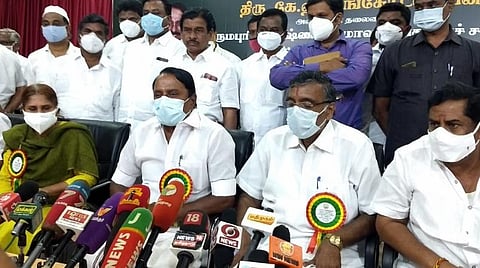 செய்தியாளர்களிடம் பேசும் அமைச்சர் செங்கோட்டையன்