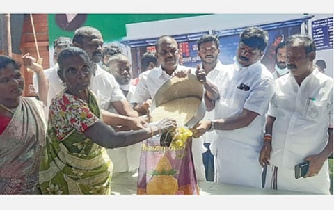 ஆமூர் கிராமத்தில் நடமாடும் நியாயவிலைக் கடையில் விற்பனையை தொடங்கி வைத்த அதிமுகவினர்.