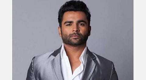 மும்பை விமான நிலையத்தில் நடிகர் சச்சின் ஜோஷி கைது