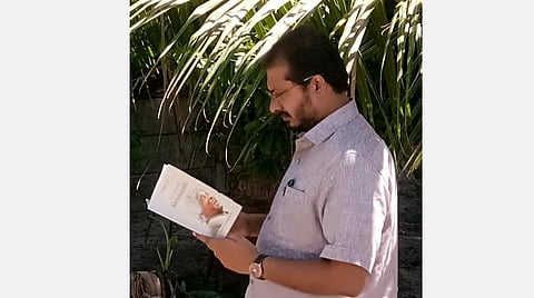 புத்தகத்துடன் தமிமுன் அன்சாரி.