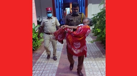 கடலில் இறங்கி தற்கொலைக்கு முயன்ற மூதாட்டியை கையில் தூக்கிச் செல்லும் காவலர் பாண்டியன்