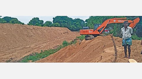 புலவனூரில் மலட்டாற்றில் பாலம் கட்டும் பணி நடைபெறுகிறது.