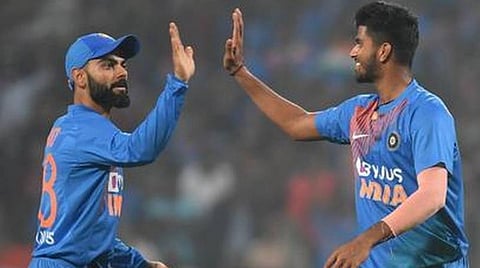 வாஷிங்டன் சுந்தர் ஓவர்களை கெய்லுக்காக நிறுத்தி வைத்த கோலியின் உத்தி: பிசுபிசுக்கச் செய்த கிறிஸ் கெய்ல்