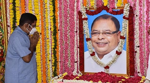 வெற்றிவேல் உருவப்படத்திற்கு டிடிவி தினகரன் அஞ்சலி