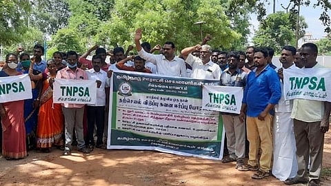 ஊராட்சி செயலர் கைதை கண்டித்து சிவகங்கை மாவட்ட ஆட்சியர் அலுவலகம் முன்பாக ஊராட்சி செயலாளர்கள் சங்கம் சார்பில் ஆர்ப்பாட்டம் நடந்தது.