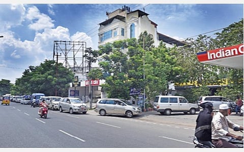 புதுச்சேரி இசிஆர் சாலையில் உள்ள அமுதசுரபி பெட்ரோல் பங்கில் எரிபொருள் நிரப்ப காத்திருக்கும் அரசு வாகனங்கள். படம்: எம்.சாம்ராஜ்