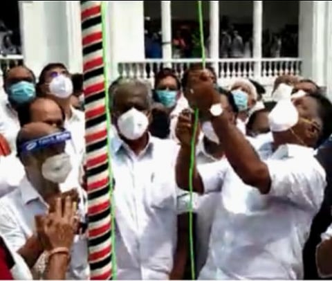 கட்சிக் கொடியேற்றும் ஓபிஎஸ்