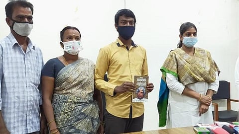 தேனி ஆட்சியர் பல்லவி பல்தேவுடன் ஜீவித்குமார்