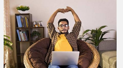 வீட்டிலிருந்து வேலை செய்வதால் முதுகுத் தண்டு பிரச்சினை: மருத்துவர்கள் எச்சரிக்கை