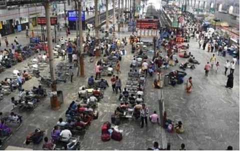 பண்டிகை நாட்களில் கூட்ட நெரிசல் அதிகரிக்கும்: ரயில் நிலையங்களில் கரோனா தடுப்பு முன்னெச்சரிக்கை நடவடிக்கை எடுக்க உத்தரவு