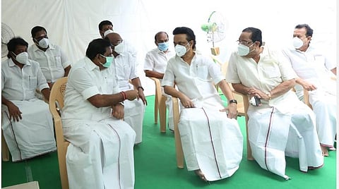 முதல்வர் பழனிசாமியுடன் ஸ்டாலின் சந்திப்பு: தாயார் மறைவுக்கு ஆறுதல் தெரிவித்தார்