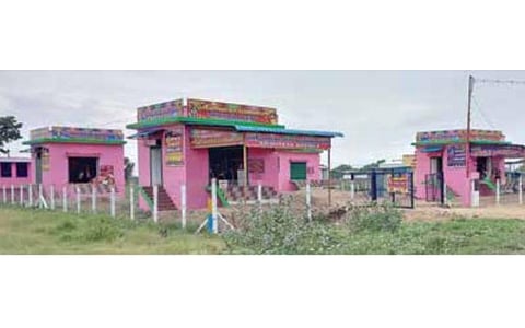 விருதுநகர்- சிவகாசி சாலையில் ஆமத்தூர் பகுதியில் அடுத்தடுத்து திறக்கப்பட்டுள்ள பட்டாசு கடைகள்.