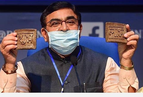 ராஷ்ட்ரிய காமதேனு ஆயோக்கின் தலைவர் வல்லபாய் கத்ரியா பசுவின் சாணத்தால் செய்த சிப்பை அறிமுகம் செய்த காட்சி: படம் உதவி | ட்விட்டர்.