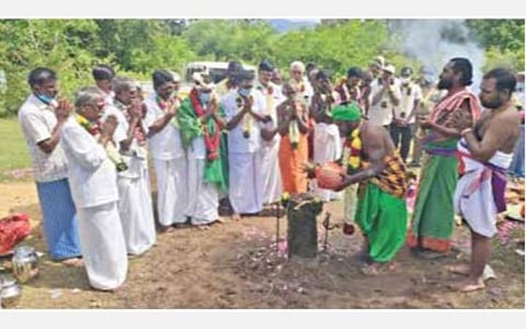 ஆசனூரில் பழங்குடியின மக்கள் எதிர்ப்பைத் தொடர்ந்து வனப்பகுதியில் பிசில் மாரியம்மன் சிலை மீண்டும் பிரதிஷ்டை