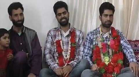 மாதம் ரூ.5 ஆயிரம் வருமானம்: காஷ்மீர் மளிகைக் கடைக்காரரின் இரட்டை மகன்கள் நீட் தேர்வில் சாதனை