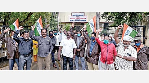 ரயில்வே நிர்வாகம் தனியார்மயமாவதை கண்டித்து தாம்பரம் ரயில் நிலையத்தில் உள்ள தெற்கு ரயில்வே சுகாதார மையத்தின் முன்பாக ரயில்வே ஊழியர்கள் நேற்று ஆர்ப்பாட்டம் நடத்தினர்.படம்: எம்.முத்துகணேஷ்