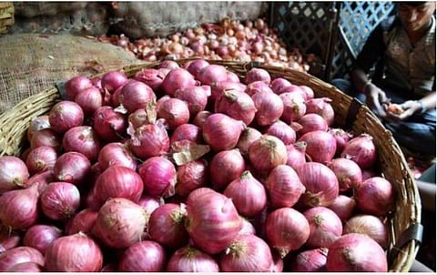 கர்நாடகாவில் மழையால் வரத்து குறைவு: ஈரோட்டில் பெரிய வெங்காயம் கிலோ ரூ.125-க்கு விற்பனை