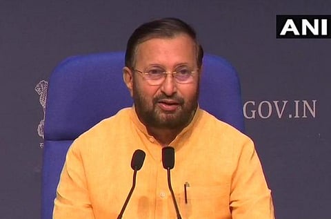 மத்திய அமைச்சர் பிரகாஷ் ஜவடேகர் ஊடகங்களுக்கு பேட்டி அளித்த காட்சி : படம் ஏஎன்ஐ