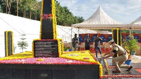 66 குண்டுகள் முழங்க தேனியில் காவலர் வீரவணக்க நினைவு தினம் அனுசரிப்பு