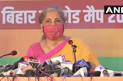 பாட்னாவில் பாஜகவின் தேர்தல் அறிக்கையை மத்திய நிதியமைச்சர் நிர்மலா சீதாராமன் வெளியிட்ட காட்சி : படம் ஏஎன்ஐ