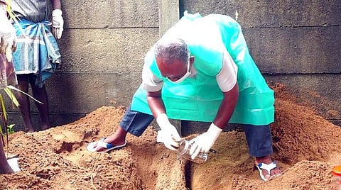 சிறுவனின் உடலைத் தோண்டி எடுக்கும் பணி.