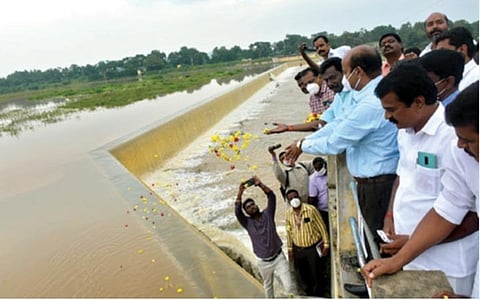 வேலூர் மாவட்டத்தில் உள்ள பொன்னையாற்று தடுப்பணை முழுமையாக நிரம்பி உபரி நீர் வெளியேறியது. இதனை, மாவட்ட ஆட்சியர் சண்முகசுந்தரம் பார்வையிட்டு மலர் தூவினார். படம்: வி.எம்.மணிநாதன்.