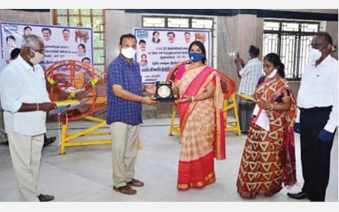 சிறுசேமிப்பு வசூலில் சாதனை படைத்தவர்களுக்கு திருநெல்வேலி ஆட்சியர் ஷில்பா பிரபாகர் சதீஷ் பரிசு வழங்கினார்.